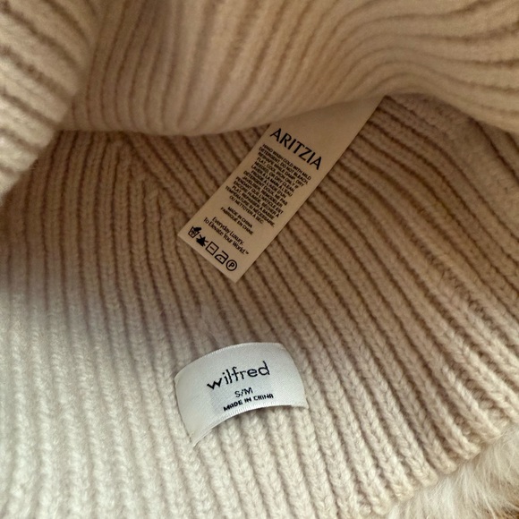 Aritzia Real Faux Fur Cuffed Beanie - Picture 4 of 4